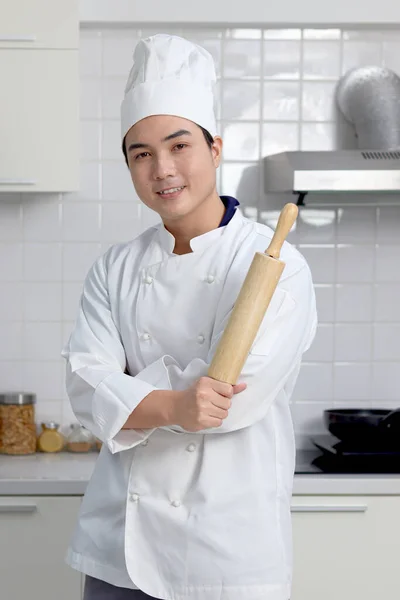 Szczęśliwy Uśmiechnięty Azjata Białym Mundurze Szefa Kuchni Kapeluszem Trzymający Drewniany — Zdjęcie stockowe