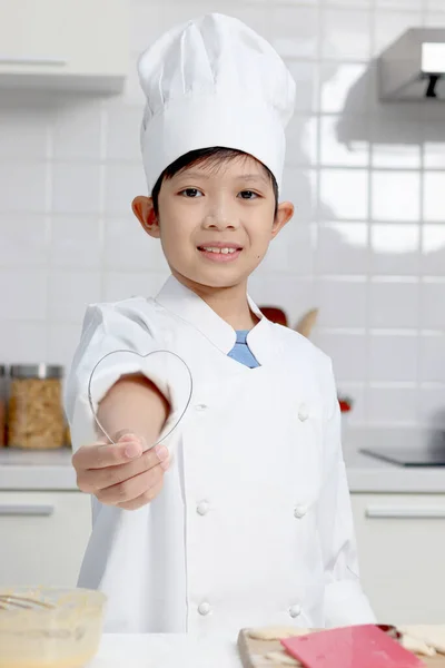 Portret Szczęśliwego Uśmiechniętego Azjatyckiego Chłopca Białym Mundurze Szefa Kuchni Kapeluszem — Zdjęcie stockowe