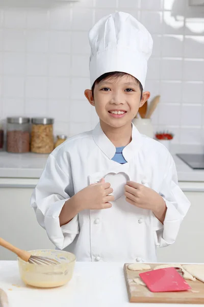 Portrait Garçon Asiatique Souriant Heureux Uniforme Chef Blanc Avec Chapeau — Photo