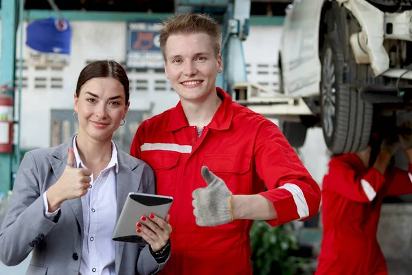 Happy Beautiful Customer Woman Mechanic Man Red Uniform Giving Thumps — Stock Photo, Image