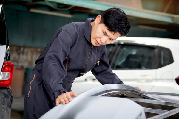 Asyalı Yakışıklı Tamirci Araba Parçaları Motorlu Araç Ile Çalışıyor Otomobil — Stok fotoğraf