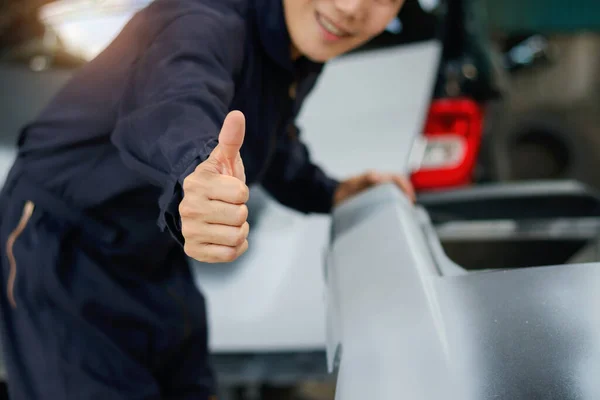 Azjatycki Przystojny Mechanik Mężczyzna Mundurze Daje Kciuk Kamery Mechanik Samochodowy — Zdjęcie stockowe