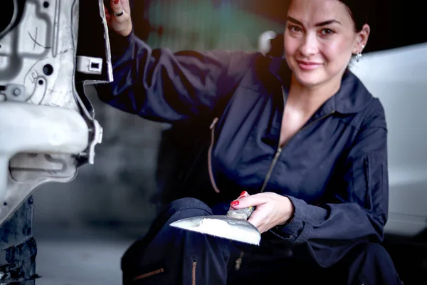 Trowel Putty Thicken Hand Beautiful Happy Smiling Female Auto Mechanic — Stock Photo, Image