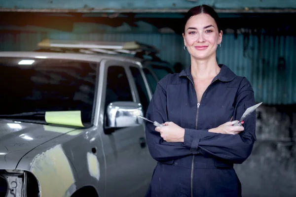 Portret Pięknej Uśmiechniętej Kobiety Mechanik Samochodowy Mundurze Ramiona Stojące Skrzyżowane — Zdjęcie stockowe