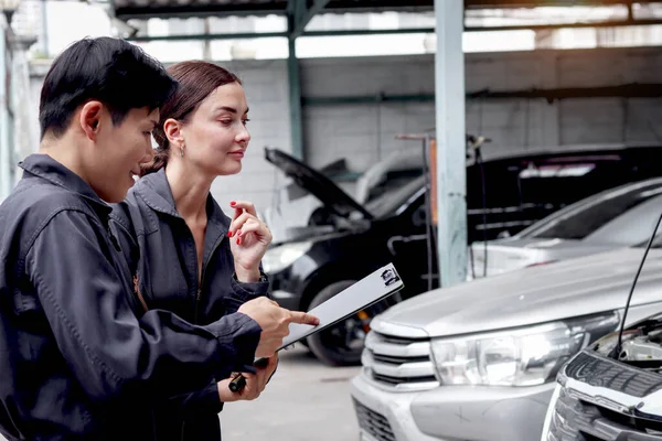 Šťastný Mechanik Muž Žena Mechanik Uniformě Diskutovat Při Spolupráci Motorovým — Stock fotografie