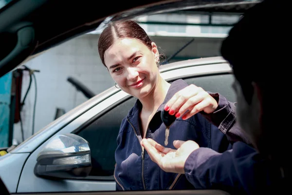 Женщина Техник Обслуживанию Автомобилей Берет Ключ Другого Автомеханика Автомобиле Автомеханик — стоковое фото