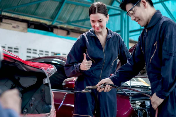 Üniformalı Asyalı Tamirci Araba Gövde Paneli Aracı Güzel Kadın Teknisyen — Stok fotoğraf