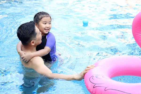 Mavi Havuzunda Pembe Flamingo Plastik Oyuncaklı Mutlu Asyalı Bir Baba — Stok fotoğraf
