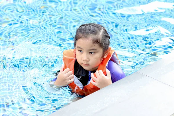 Linda Chica Asiática Con Chaleco Salvavidas Nadando Agua Azul Niño — Foto de Stock