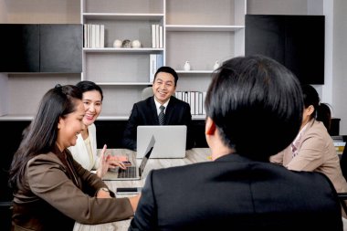 Konferans masasında tartışan iş adamları, grup yönetim kurulunda beyin fırtınası yapan mutlu işadamı ve iş kadını insanlar müzakere anlaşması, başarılı şirket takım çalışması üzerinde anlaşmaya vardı.