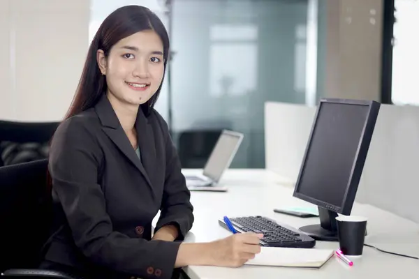 책상에 앉아있는 노트북에 중요한 정보를 행복한 아름다운 아시아 직장에서 노동자 — 스톡 사진