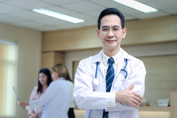 Porträt Eines Lächelnden Asiatischen Chefarztes Arbeitskleidung Mit Stethoskop Der Mit — Stockfoto