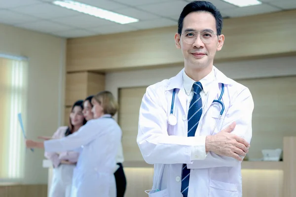 Porträt Eines Lächelnden Asiatischen Chefarztes Arbeitskleidung Mit Stethoskop Der Mit — Stockfoto