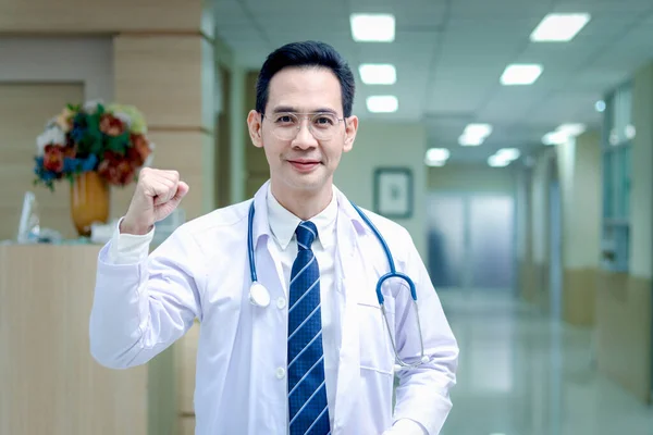Porträt Eines Selbstbewusst Lächelnden Asiatischen Chefarztes Arbeitskleidung Mit Stethoskop Der — Stockfoto