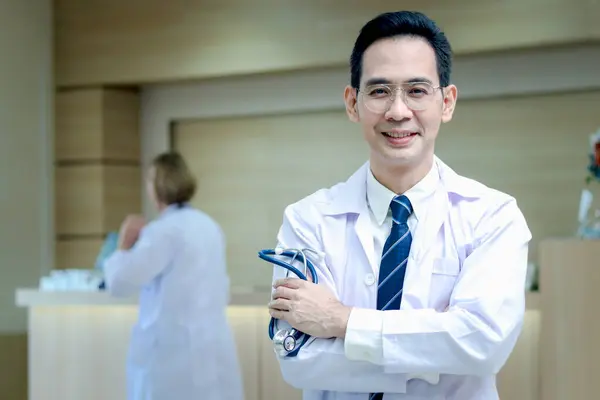 Porträt Eines Freundlich Lächelnden Asiatischen Chefarztes Arbeitskleidung Mit Stethoskop Der — Stockfoto