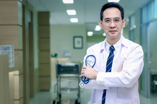 Porträt Eines Selbstbewusst Lächelnden Asiatischen Chefarztes Weißer Arbeitskleidung Der Ein — Stockfoto