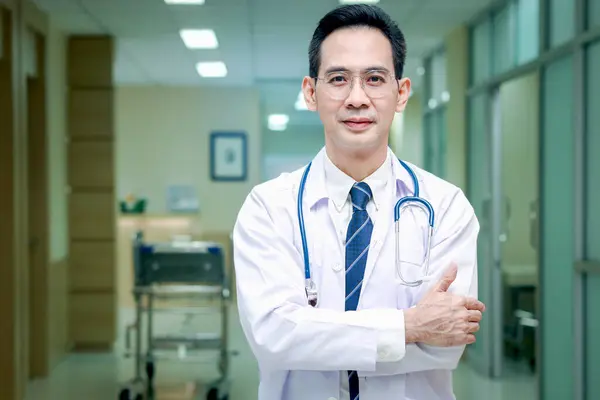 Porträt Eines Selbstbewusst Lächelnden Asiatischen Chefarztes Weißer Arbeitskleidung Der Ein — Stockfoto