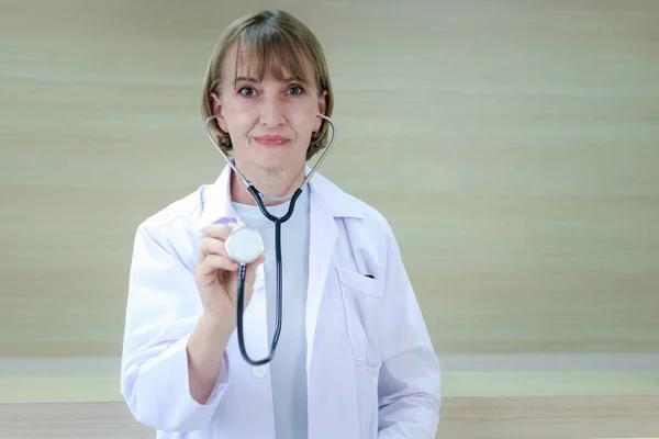 Porträt Einer Lächelnden Selbstbewussten Ärztin Weißer Arbeitskleidung Die Ein Stethoskop — Stockfoto