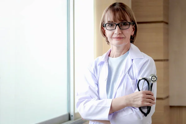 Porträt Einer Lächelnden Selbstbewussten Ärztin Weißer Arbeitskleidung Die Eine Brille — Stockfoto