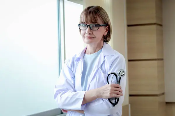 Porträt Einer Lächelnden Selbstbewussten Ärztin Weißer Arbeitskleidung Die Eine Brille — Stockfoto