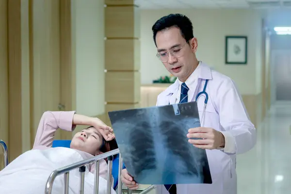 Senior Asiatischen Männlichen Arzt Hält Röntgenfilm Erklärt Die Behandlung Einer — Stockfoto