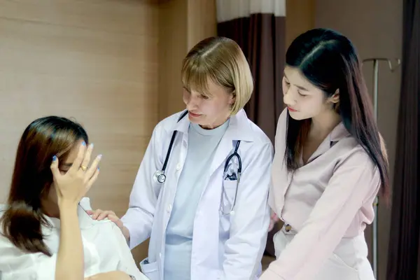 Profissional Médico Sênior Feminino Cuida Explicando Tratamento Para Jovem Asiática — Fotografia de Stock