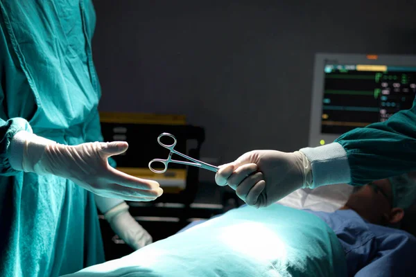 Lékař Který Drží Chirurgické Nůžky Předává Chirurgické Vybavení Operačním Sále — Stock fotografie