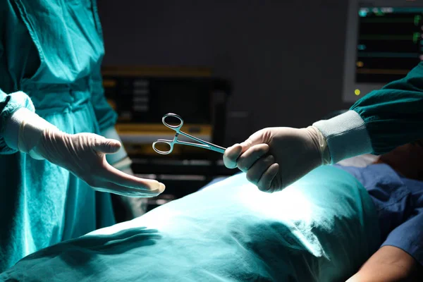 Sebész Orvos Ollót Tart Sebészeti Felszerelést Egymásnak Kórházban Lévő Műtőben — Stock Fotó