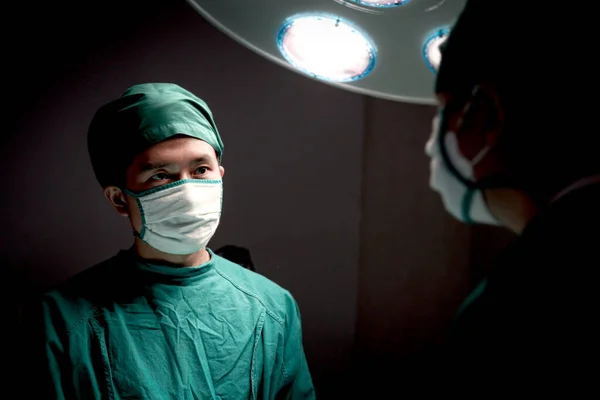 专业的外科医生站在明亮的灯光下 用外科设备在医院手术室做手术 外科小组手术病人 医疗保健和医疗 — 图库照片
