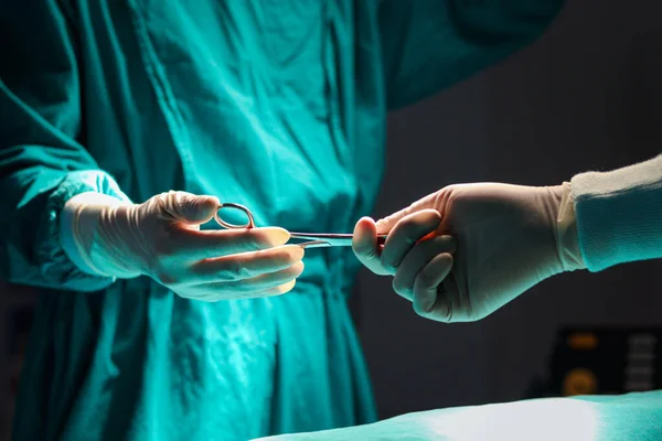 Chirurg Hält Chirurgenschere Der Hand Und Reicht Sich Operationssaal Des — Stockfoto