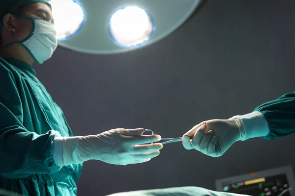 在医院手术室里 外科医生手握外科剪刀 相互传递外科设备 医疗保健和医疗专业小组 — 图库照片