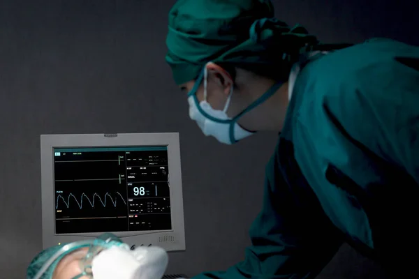 Professioneller Chirurg Der Medizinische Geräte Überwacht Während Operationssaal Des Krankenhauses — Stockfoto