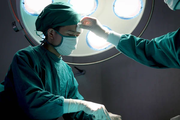 Профессиональная Операционная Бригада Оперирует Пациента Медицинский Персонал Вытирает Пот Хирургу — стоковое фото