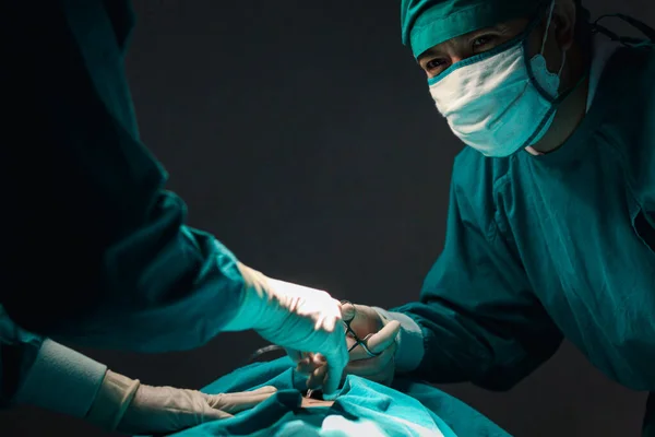 Врач Хирург Проводит Хирургические Операции Использованием Хирургического Оборудования Проведения Операций — стоковое фото