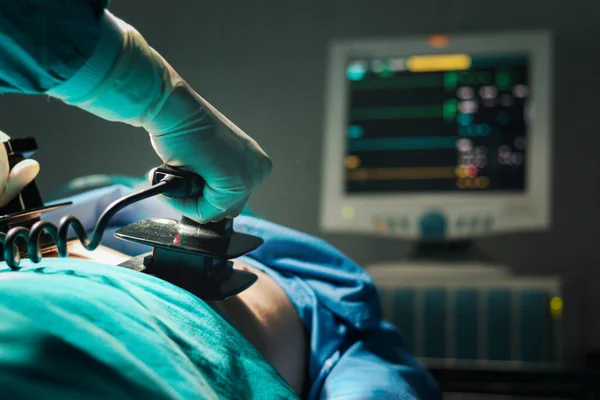 Medico Chirurgo Tiene Mano Defibrillatore Pompare Paziente Cardiaco Toracico Salvare — Foto Stock