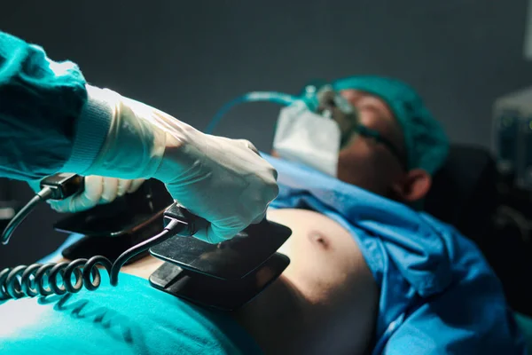 Sebész Orvos Kéz Fogja Defibrillátor Pumpálni Mellkasi Szívbeteg Hogy Megmentse — Stock Fotó
