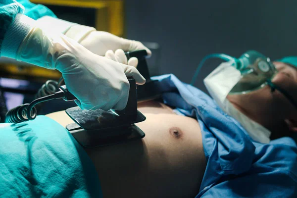 Chirurg Arzt Hand Halten Defibrillator Brust Herzpatient Pumpen Das Leben — Stockfoto