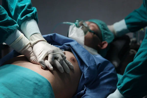 Cerrah Doktor Eliyle Suni Teneffüs Yapıyor Kalp Krizi Geçiren Hastaya — Stok fotoğraf