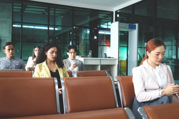 乗客は飛行を待っています 出発ターミナル空港に座っている旅行者は 情報のチェックのために携帯電話を使用して 旅行旅行の休日 — ストック写真