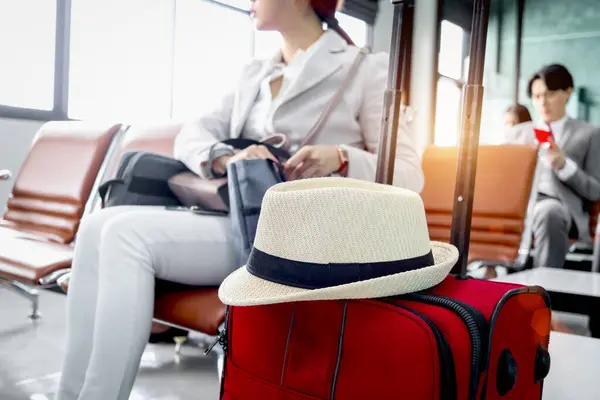 Сонячний Капелюх Туристичний Багаж Поруч Пасажиром Сидить Аеропорту Відправлення Жінка — стокове фото