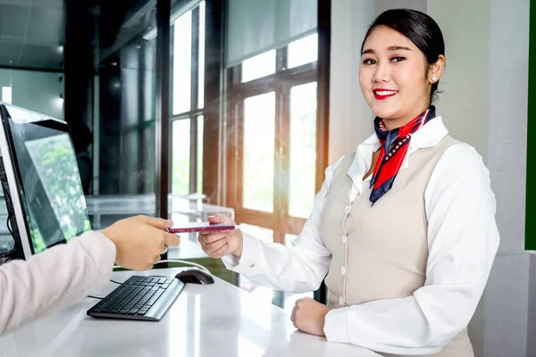 Piękny Azjatycki Agent Usług Pasażerskich Kobiet Otrzymuje Paszport Pokładowy Podróżnika — Zdjęcie stockowe
