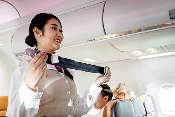 Güzel Asyalı Bayan Kabin Görevlisi Hostesi Yolculara Güvenlik Talimatı Veriyor — Stok fotoğraf