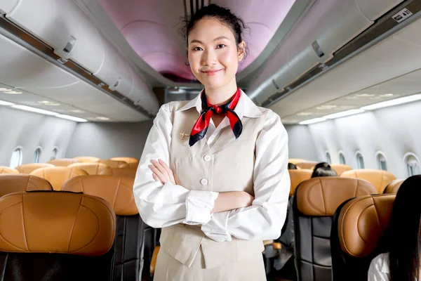アジアの美しい女性のキャビンクルーの空気ホステスの肖像画は 航空機内の通路で交差した腕と均一に立っています 航空機 航空サービスの仕事の輸送に女性のフライト出席者の作品 — ストック写真