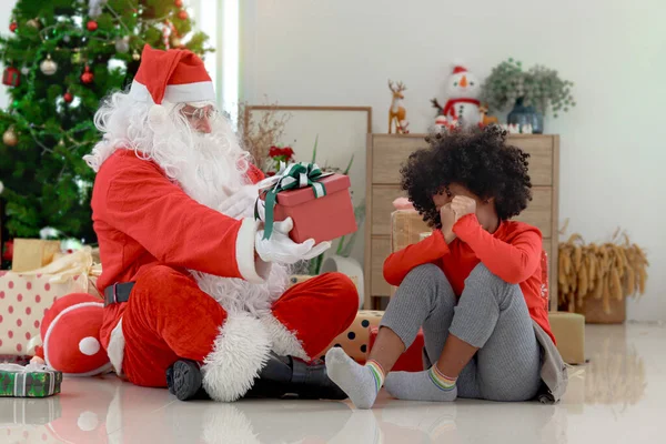 Санта Клаус Червоному Костюмі Дарує Подарункову Коробку Щоб Плакати Засмучені — стокове фото