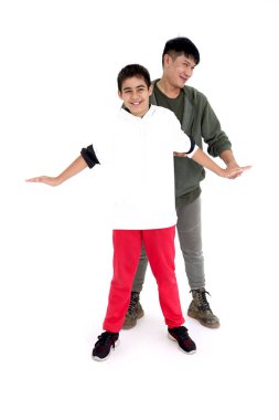 Mutlu çocuk, öğretmeniyle kapalı stüdyo sınıfında modern tarz dansı öğreniyor, beyaz arka planda dans eden çocuk. Dans öğretmeni, break dans talimi yapıyor..