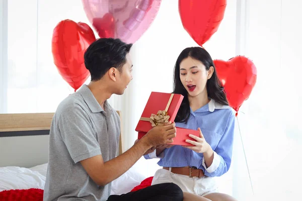 Feliz Casal Asiático Celebrando Aniversário Seu Amor Juntos Namorado Dando — Fotografia de Stock
