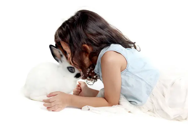 Jolie Petite Fille Embrassant Lapin Tout Étant Couché Sur Sol — Photo