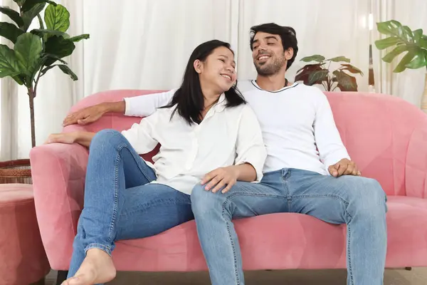 Casal Feliz Sala Estar Mulher Asiática Sentada Com Namorado Sofá — Fotografia de Stock