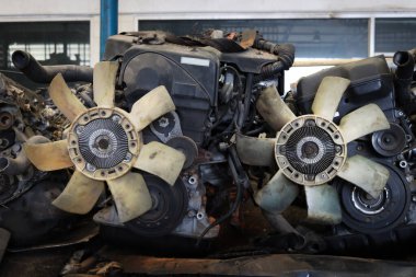 Yedek parça mağazasında yedek parça parçaları ve ikinci el motor parçaları var. Aracın yedek parçaları depoda. 