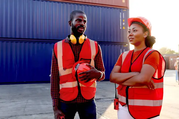 Два Счастливых Улыбающихся Промышленного Африканского Инженера Мужчина Женщина Носят Спасательный Лицензионные Стоковые Фото